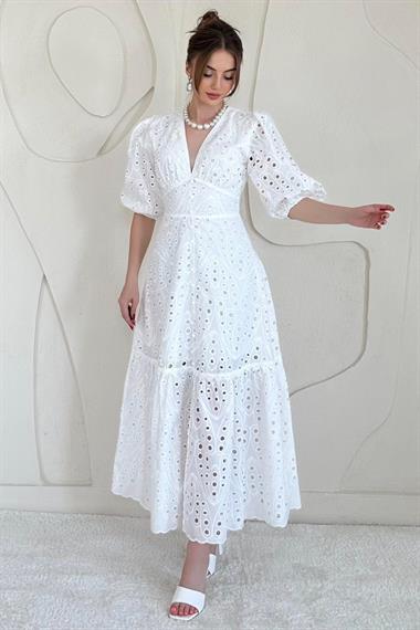 Beyaz Balon Kol Detaylı Dekolteli Brode Elbise