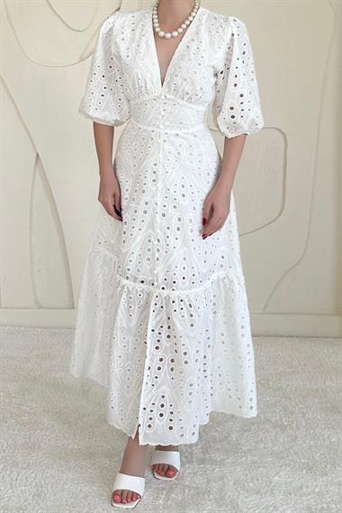 Beyaz Balon Kol Detaylı Dekolteli Brode Elbise