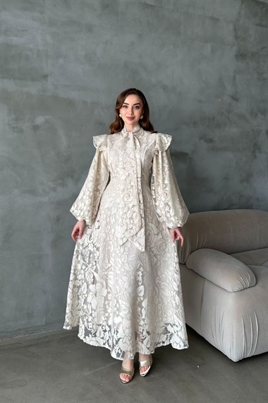 Bej Yakası Fular Detaylı Elbise