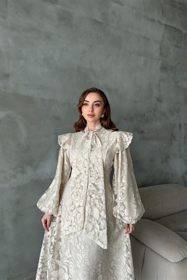 Bej Yakası Fular Detaylı Elbise