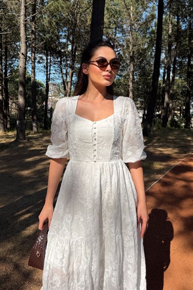 Beyaz Düğmeli Brode Elbise