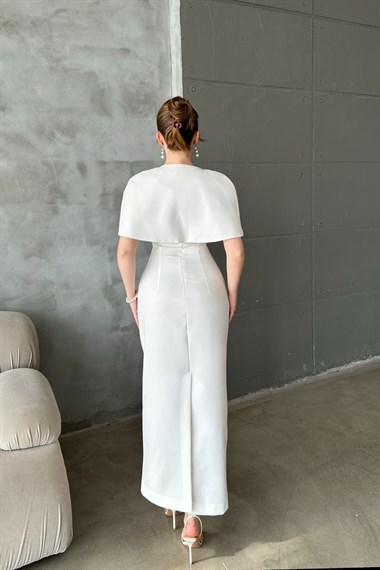 Beyaz Pelerinli Straplez Elbise