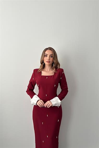 Bordo Beyaz Manşet Detaylı İncili Elbise