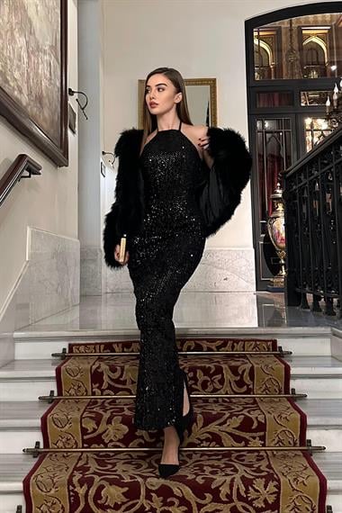 Siyah Boyundan Bağlamalı Elbise