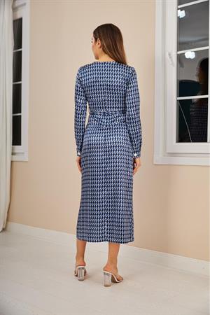 Büyük Yakalı Kuşaklı Saten Elbise