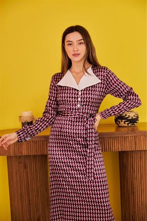 Büyük Yakalı Kuşaklı Saten Elbise