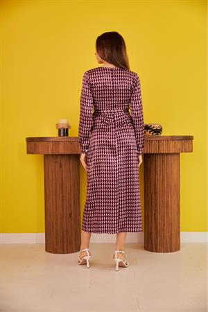 Büyük Yakalı Kuşaklı Saten Elbise