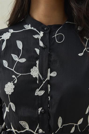 Siyah Çiçek Nakış Detaylı Kat Kat Şifon Elbise