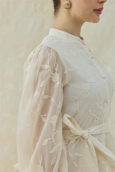 Bej Çiçek Nakış Detaylı Kat Kat Şifon Elbise