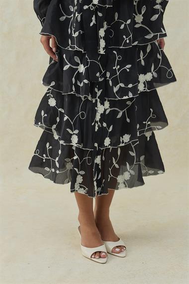 Siyah Çiçek Nakış Detaylı Kat Kat Şifon Elbise