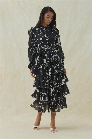 Siyah Çiçek Nakış Detaylı Kat Kat Şifon Elbise