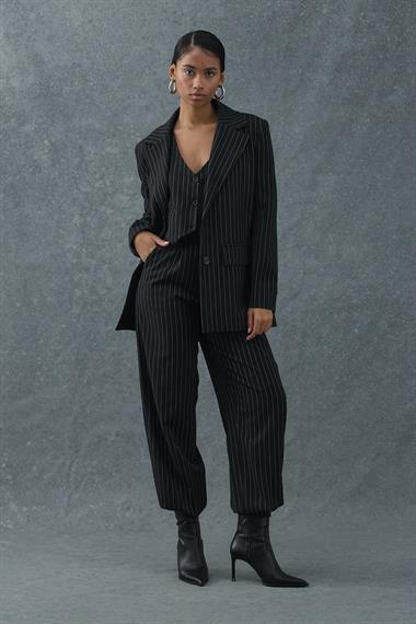 Siyah Çizgi Detaylı Yelekli Üçlü Takım