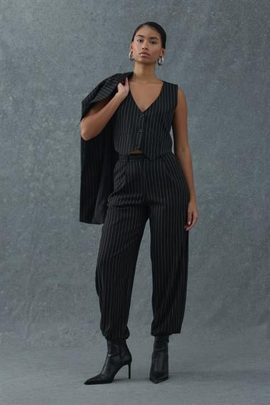 Siyah Çizgi Detaylı Yelekli Üçlü Takım