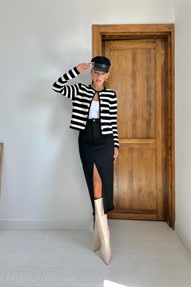 Siyah Çizgili ve Düğmeli Triko Kazak