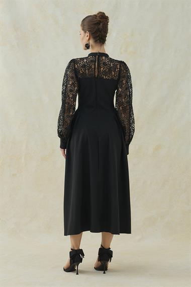 Siyah Dantel Garni Detaylı Atlas Elbise