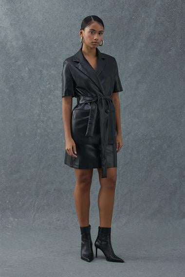 Siyah Deri Ceket ve Etek Takım