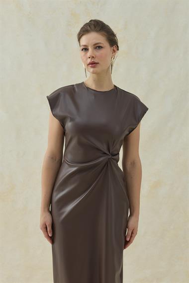 Kahverengi Deri Düğümlü Elbise