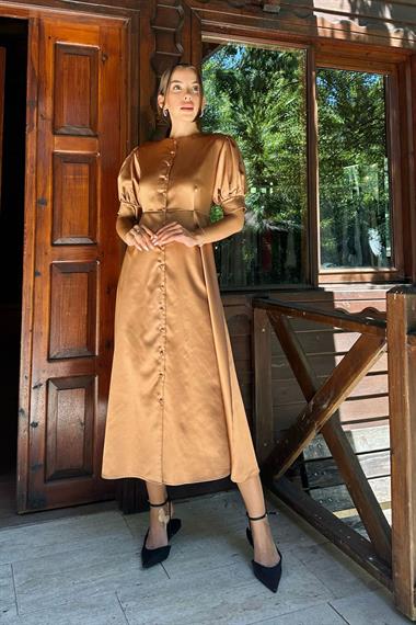 Taba Düğme Kapamalı Saten Elbise