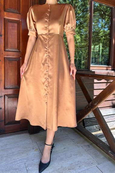 Taba Düğme Kapamalı Saten Elbise