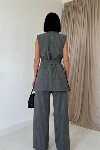 Gri Düğmeli Yelek ve Pantolon Takım