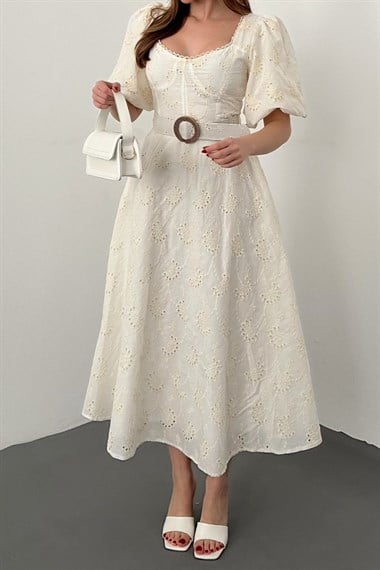 Ekru Göğüs Kup Detaylı Kemerli Brode Elbise