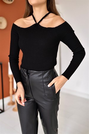Siyah Boyundan Çapraz Askılı Bluz