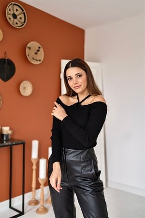 Siyah Boyundan Çapraz Askılı Bluz