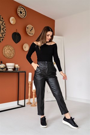 Siyah Boyundan Çapraz Askılı Bluz