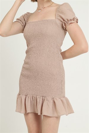 Taş Gipeli ve Fırfırlı Elbise