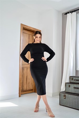 Siyah Yırtmaçlı ve Büzgülü Elbise