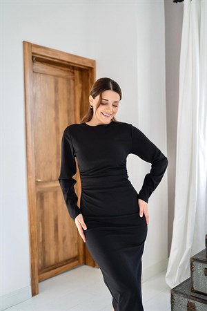 Siyah Yırtmaçlı ve Büzgülü Elbise