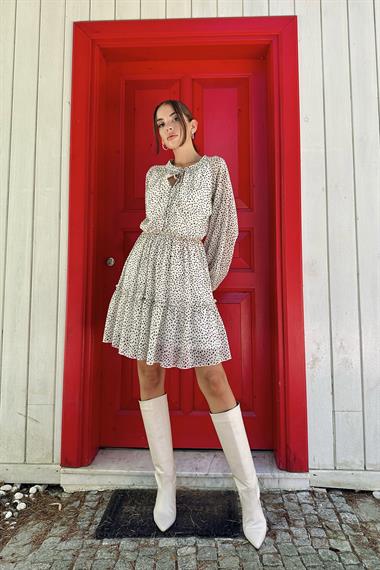 Beyaz Eteği Katlı Puantiyeli Elbise