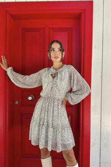 Beyaz Eteği Katlı Puantiyeli Elbise