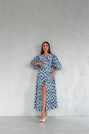 Mavi Eteği Yırtmaçlı Geniş Yaka Elbise