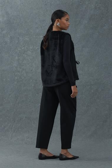 Siyah Fiyonklu Peluş Yelek