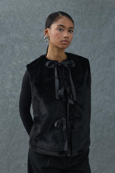 Siyah Fiyonklu Peluş Yelek