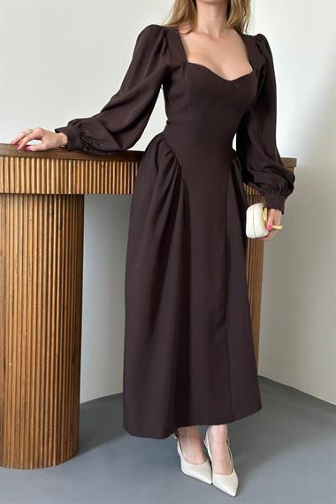 Kahverengi Göğüs Kup Detaylı Kloş Elbise