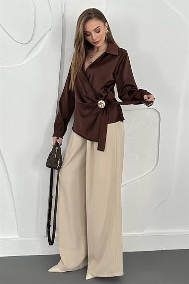 Kahverengi Gold Aksesuar Detaylı Saten Bluz