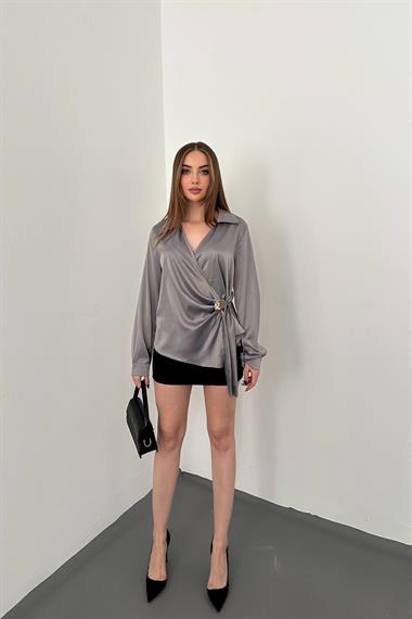 Gri Gold Aksesuar Detaylı Saten Bluz