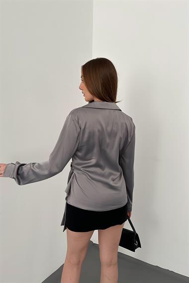 Gri Gold Aksesuar Detaylı Saten Bluz