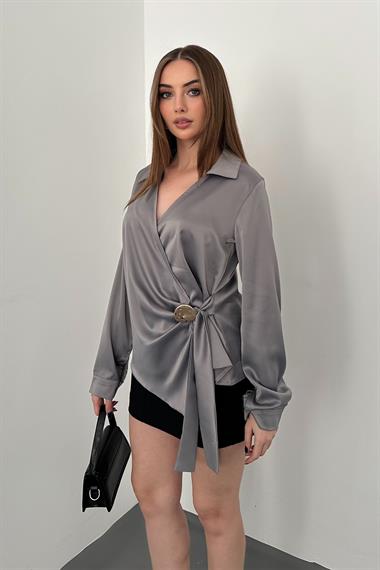 Gri Gold Aksesuar Detaylı Saten Bluz