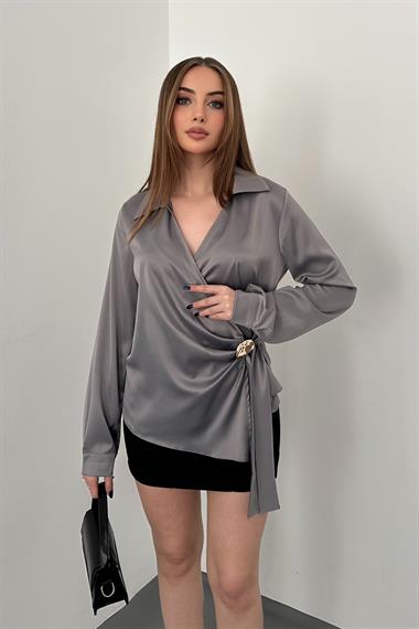 Gri Gold Aksesuar Detaylı Saten Bluz