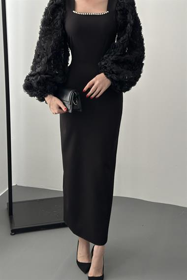 Siyah İncili Kare Yaka Kolları Gül Detaylı Elbise