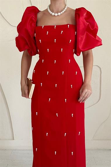 Kırmızı Kolu Garnili İşleme Detaylı Elbise