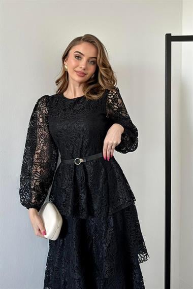 Siyah Kemer Detaylı Astarlı Kat Kat Dantel Elbise
