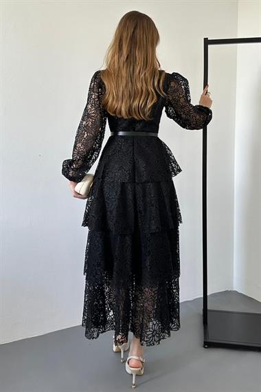 Siyah Kemer Detaylı Astarlı Kat Kat Dantel Elbise