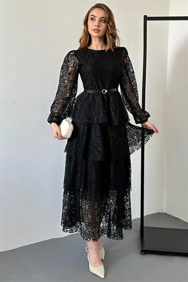 Siyah Kemer Detaylı Astarlı Kat Kat Dantel Elbise