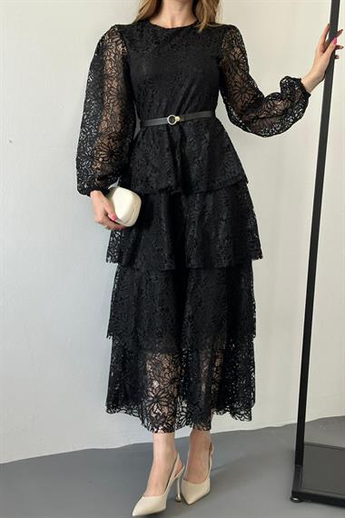Siyah Kemer Detaylı Astarlı Kat Kat Dantel Elbise