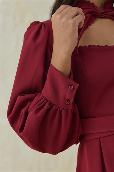 Bordo Kemer Detaylı Boyundan Bağlamalı Tasarım Elbise