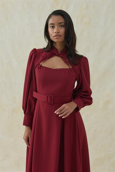 Bordo Kemer Detaylı Boyundan Bağlamalı Tasarım Elbise